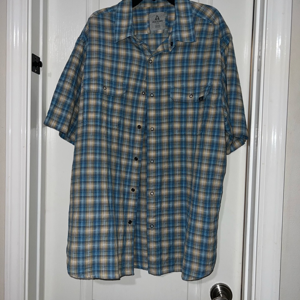 Men’s plaid button up. Ascend. Size L